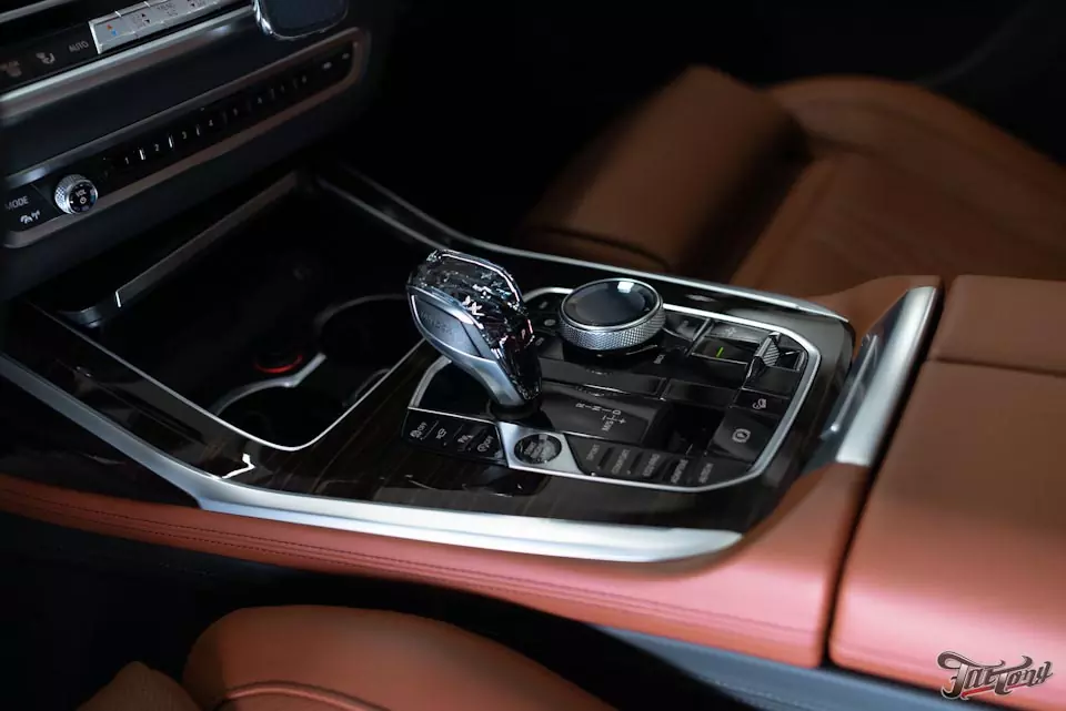 BMW X7. Оклейка кузова полиуретаном и защита всех глянцевых элементов в салоне! Установка выдвижных порогов!